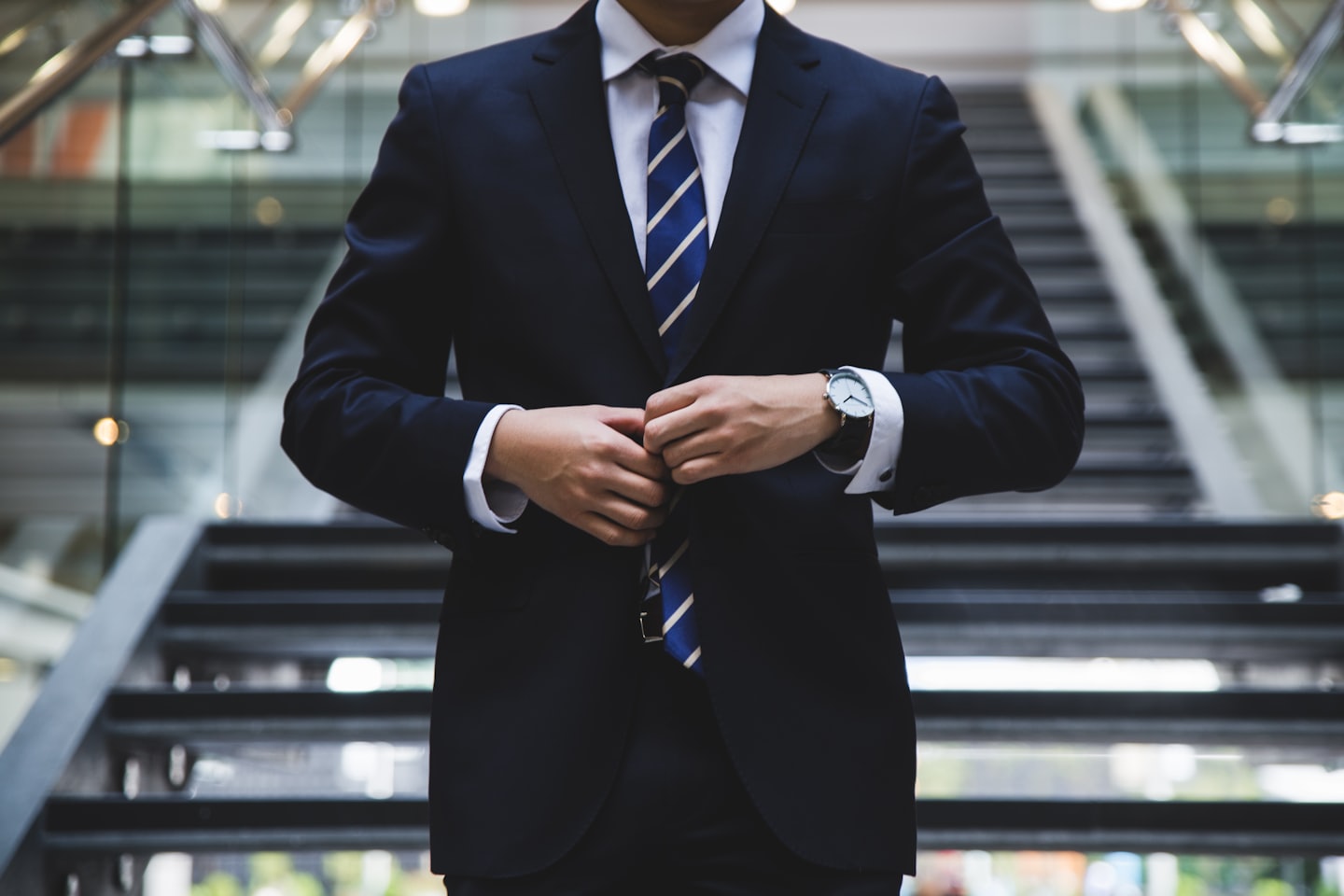 Professionista in abito formale — consulenza in governance e anticorruzione